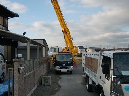 岸和田市東大路町の屋根瓦葺き替えで既存瓦と土の撤去