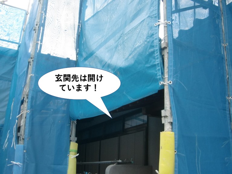 岸和田市の足場の玄関先は開けています