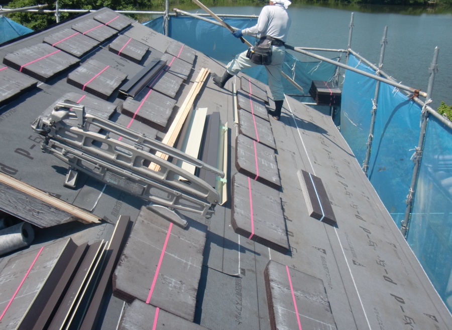 岸和田市土生町で屋根の上に屋根材搬入