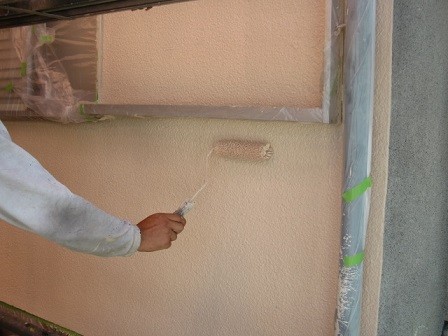 岸和田市極楽寺町で中塗り工程の屋根と外壁塗装