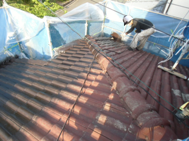 岸和田市天神山町の屋根を吹き付けで下塗り