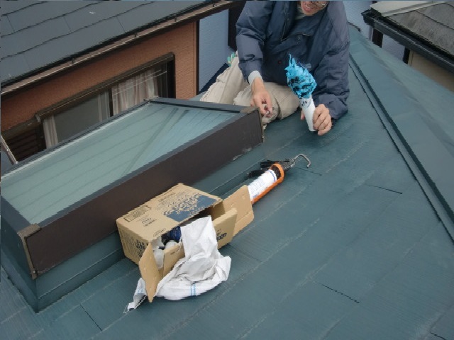 貝塚市王子のトップライト周りにシーリング充填