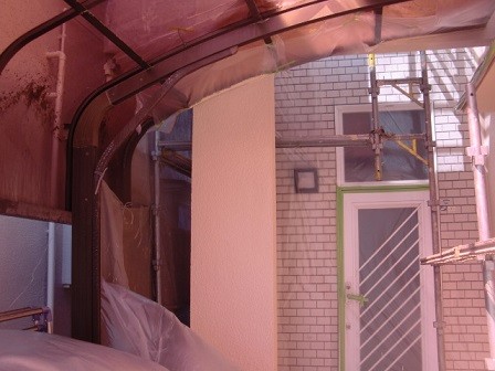 岸和田市極楽寺町で上塗り工程の屋根と外壁塗装