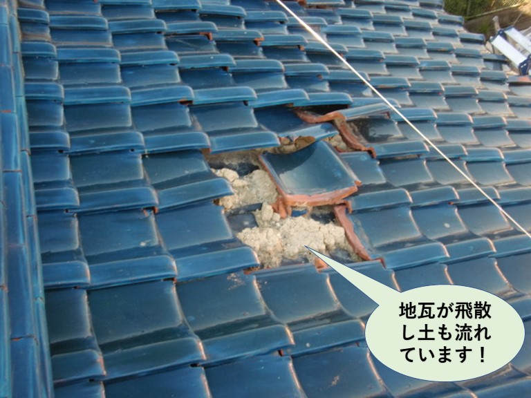 岸和田市の地瓦が飛散し土も流れています