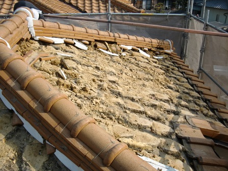 岸和田市土生町で洋瓦の屋根葺き替えで瓦・土の撤去