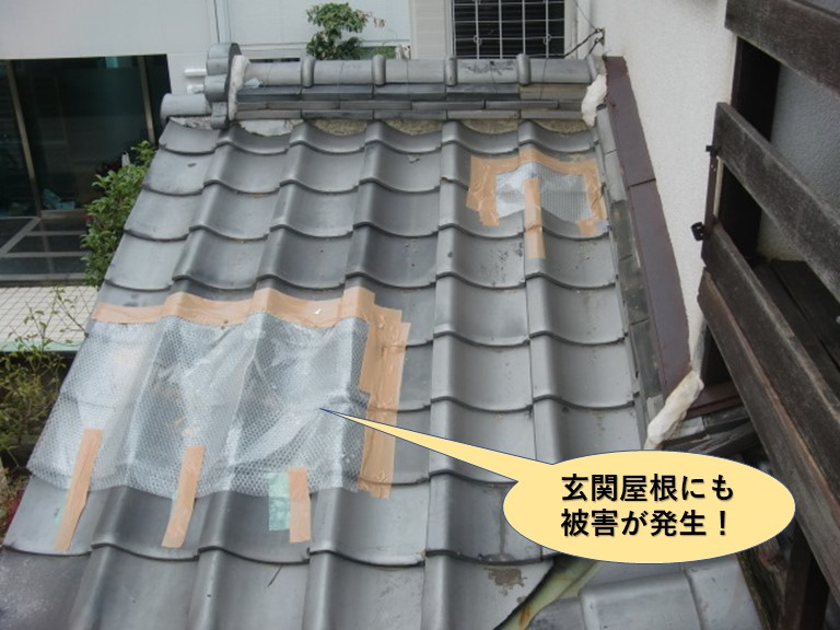 貝塚市の玄関屋根にも被害が発生