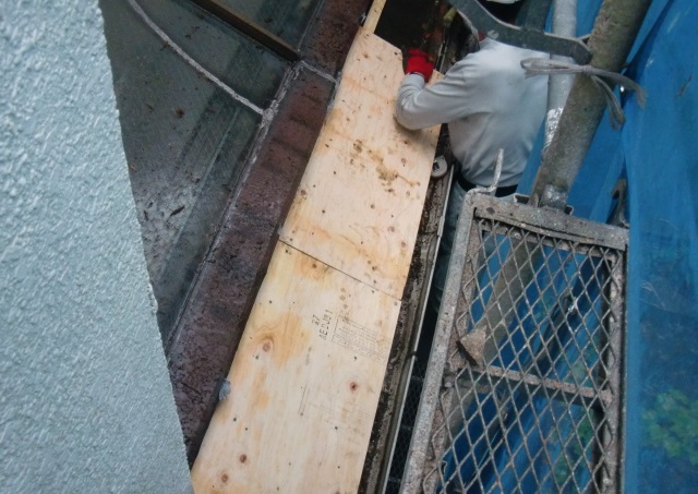 岸和田市春木本町の下屋に野地板張り