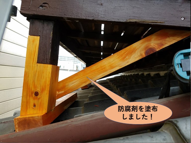 岸和田市のベランダの補強部に防腐剤を塗布