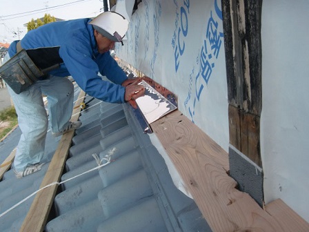 岸和田市東大路町の和瓦の屋根葺替えで板金下地処理など