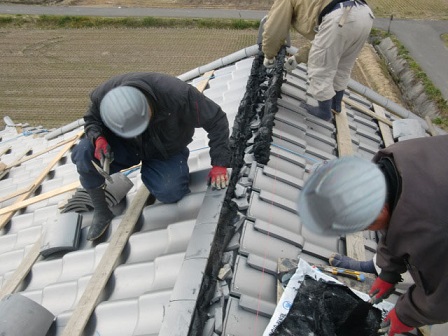 岸和田市東大路町の和瓦の屋根の葺替えで大棟の設置