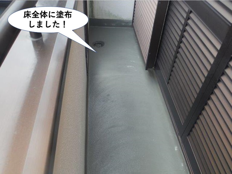 泉南市のベランダの床全体にカチオンクリートを塗布
