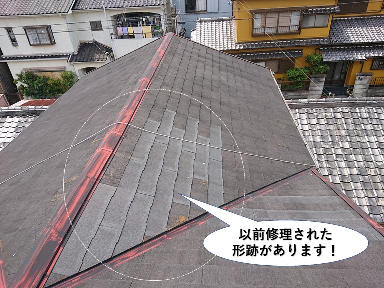岬町の屋根に以前修理された形跡があります
