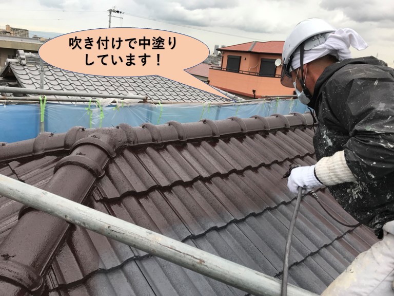岸和田市の屋根を吹き付けで中塗り