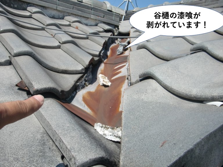 泉大津市の谷樋の漆喰が剥がれています