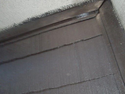 岸和田市極楽寺町で上塗り工程の外壁と屋根塗装