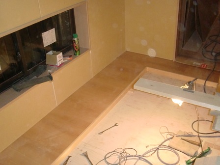 岸和田市上松町の外壁塗装で中塗りの工程です