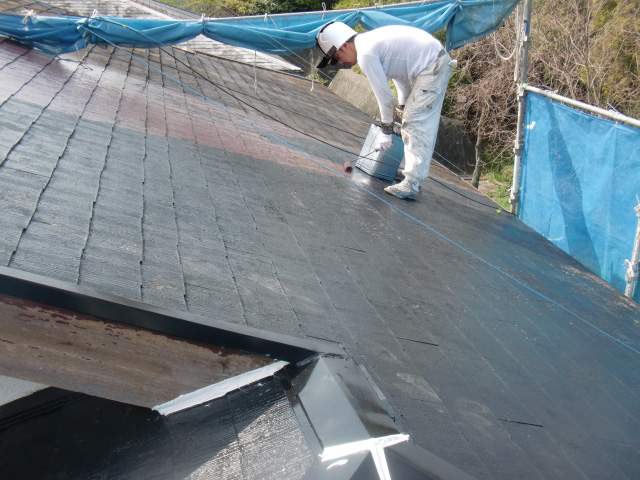 岸和田市下松町の屋根の中塗り中