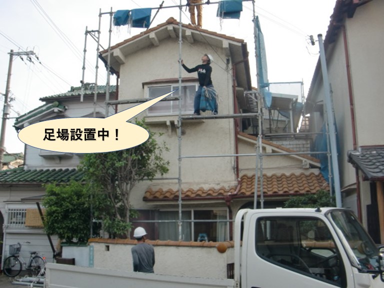 岸和田市で足場設置中