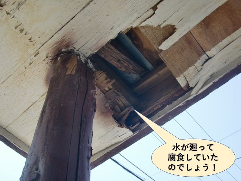 泉南市の玄関屋根に水が廻って腐食したいたのでしょう