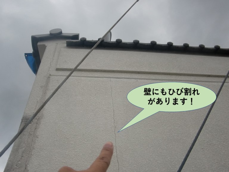 泉大津市のガレージの壁にもひび割れがあります