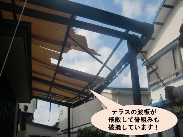 和泉市のテラスの波板が飛散して骨組みも破損