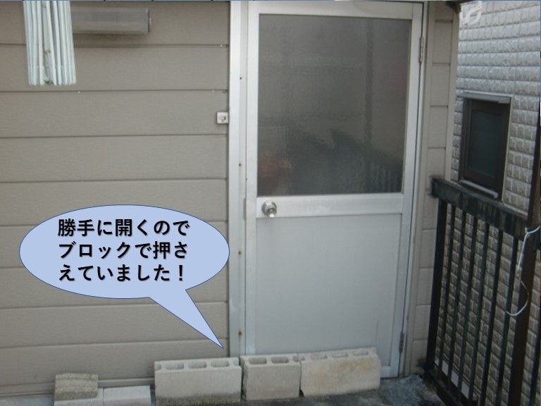 堺市中区の物置きの壊れたドアノブ