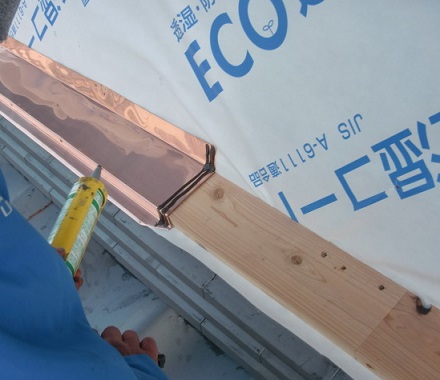 岸和田市東大路町の和瓦の屋根葺替えで銅板水切りの設置と樋修理