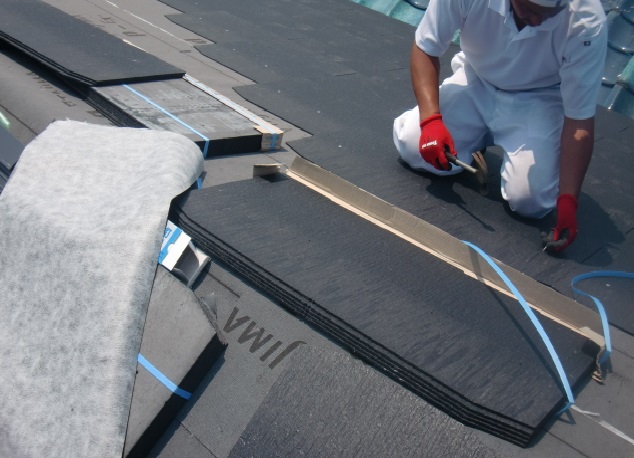 岸和田市藤井町でスレート瓦を釘で止めています！