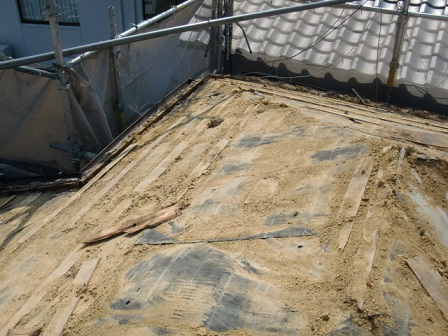 岸和田市土生町で洋瓦の屋根葺き替えで瓦・土の撤去