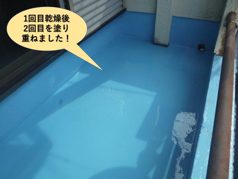 貝塚市のベランダにウレタン樹脂1回目乾燥後2回目を塗布