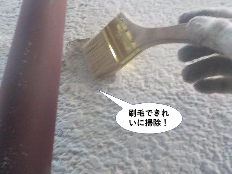 忠岡町の外壁の欠損部を刷毛できれいに掃除