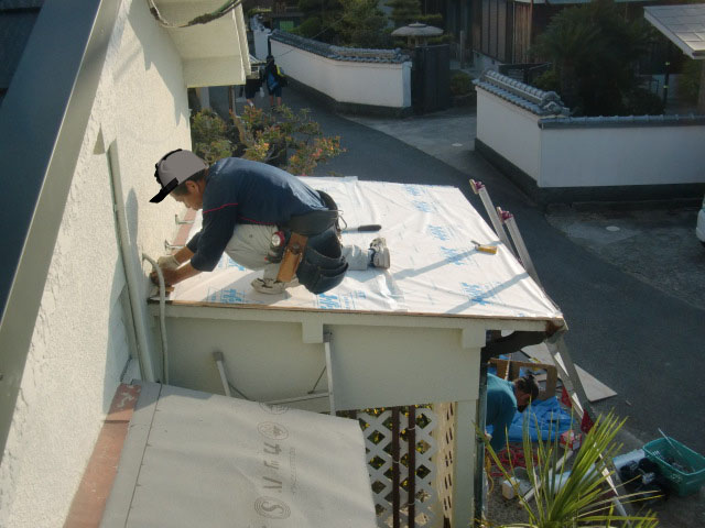 泉南市岡田の玄関庇に屋根の下地設置