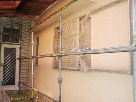 岸和田市極楽寺町で中塗り工程の屋根と外壁塗装