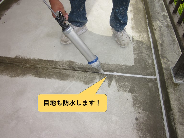 和泉市のベランダの床の目地をシーリングで防水