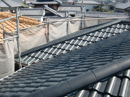 岸和田市土生町で屋根の洋瓦の葺き替えと棟瓦の最終工事