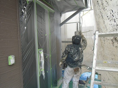 真上町の外壁塗装と屋根塗装で外壁上塗り