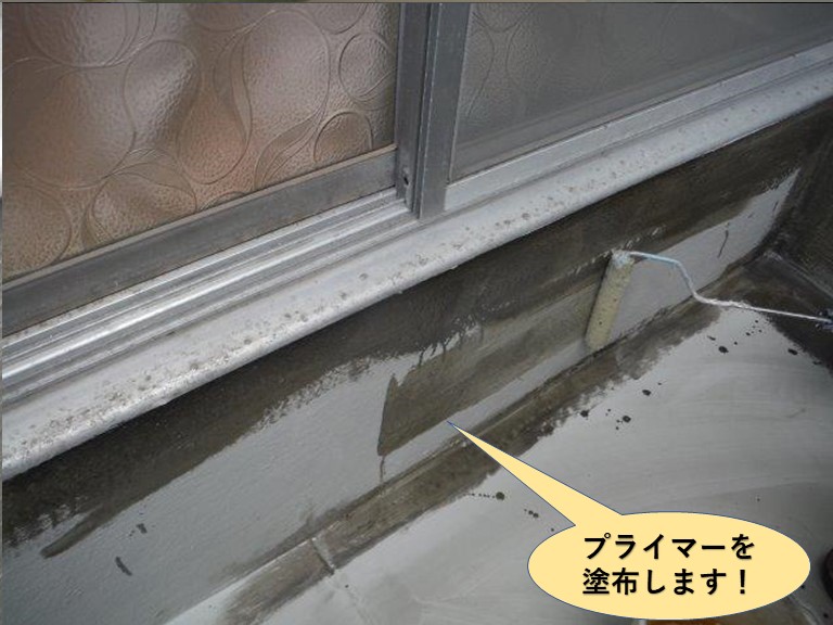 高石市のベランダ防水でプライマーを塗布します