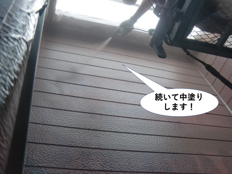 和泉市の外壁を続いて中塗りします
