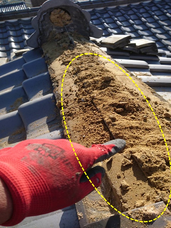 岸和田市の棟の土が雨で濡れています！