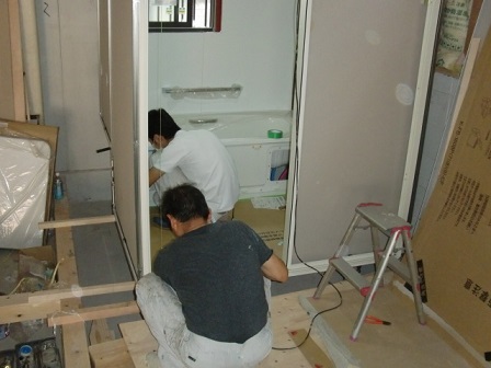 岸和田市上松町の屋根スレート瓦の下屋部分の葺き替えでユニットバス同時施工