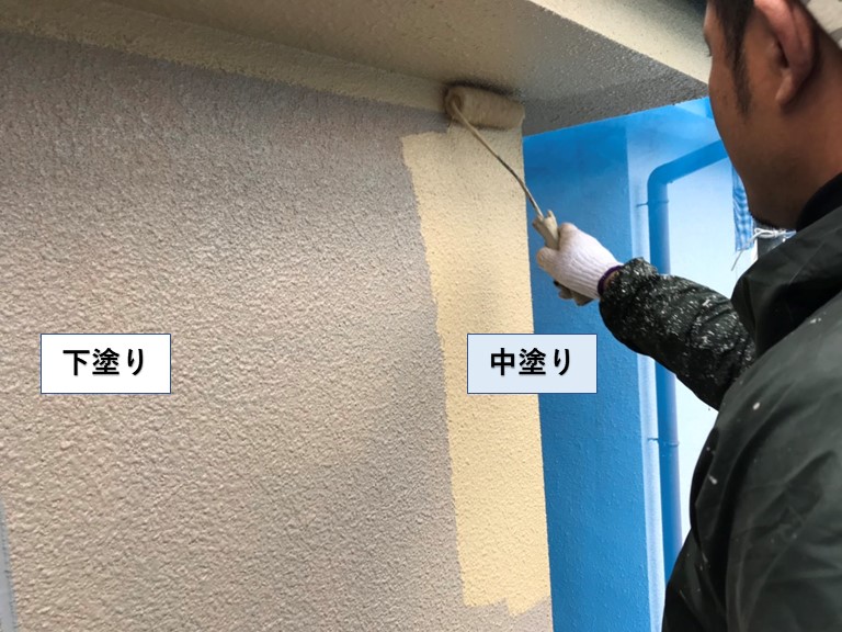 忠岡町の外壁を下塗り後中塗りします