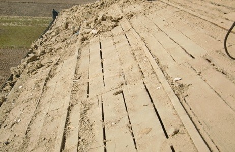 岸和田市天神山町の和瓦の葺き替えで古い瓦撤去2日目