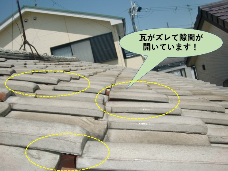 泉大津市の瓦がズレて隙間が開いています