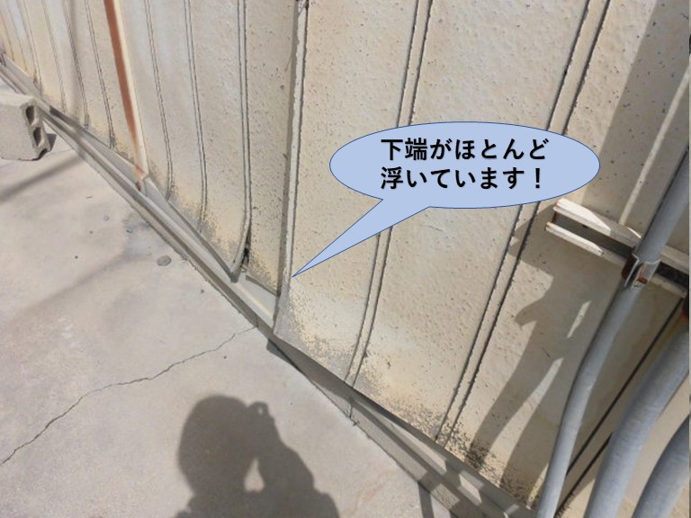 和泉市の化粧ボードの外壁の下端が浮いています