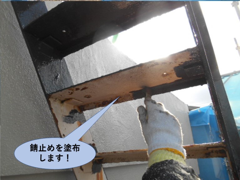 岸和田市の鉄階段の裏側に錆止めを塗布