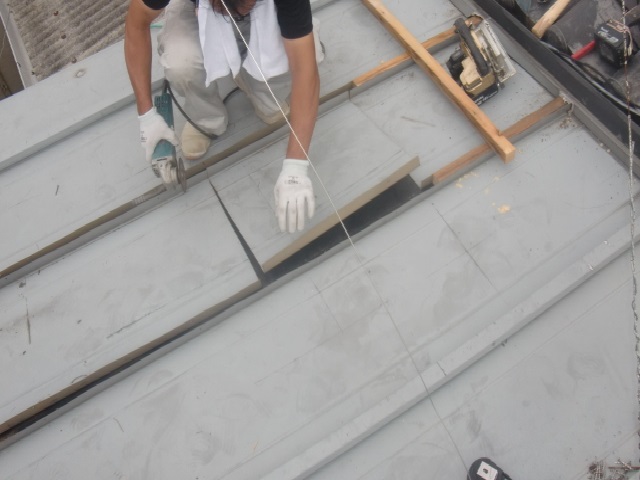 岸和田市内畑町のお風呂場の屋根かさ上げ工事で既存屋根一部カット