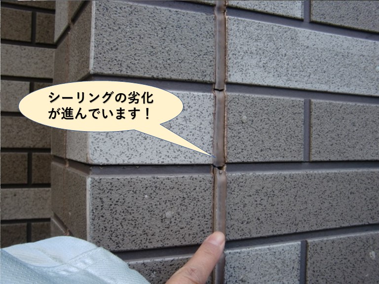 泉佐野市の外壁目地のシーリングの劣化が進んでいます