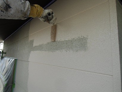 真上町の外壁塗装と屋根塗装で外壁中塗り