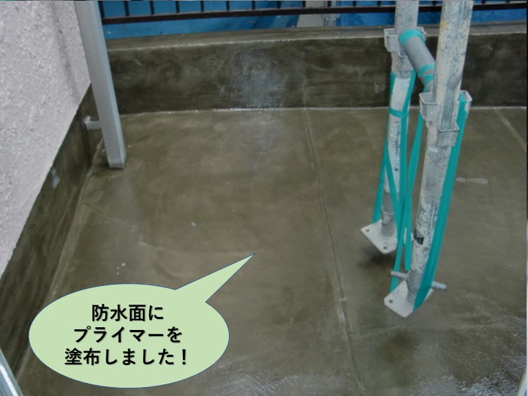 岸和田市のベランダの防水面にプライマーを塗布しました