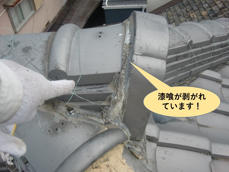 貝塚市の鬼瓦の取り合いの漆喰が剥がれています